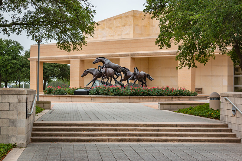 statue of horses from distance